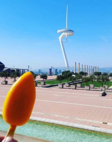 VoedingTopsport's tweet photo. Viva la Barcelona!🍻👍Op DE Olympische grond at ik dit heerlijke ijsje 😎😍 Wist je dat er in een Solero maar 94 kcal zitten? 👐😄👐 #DietistopReis https://t.co/IlsG38jIk1