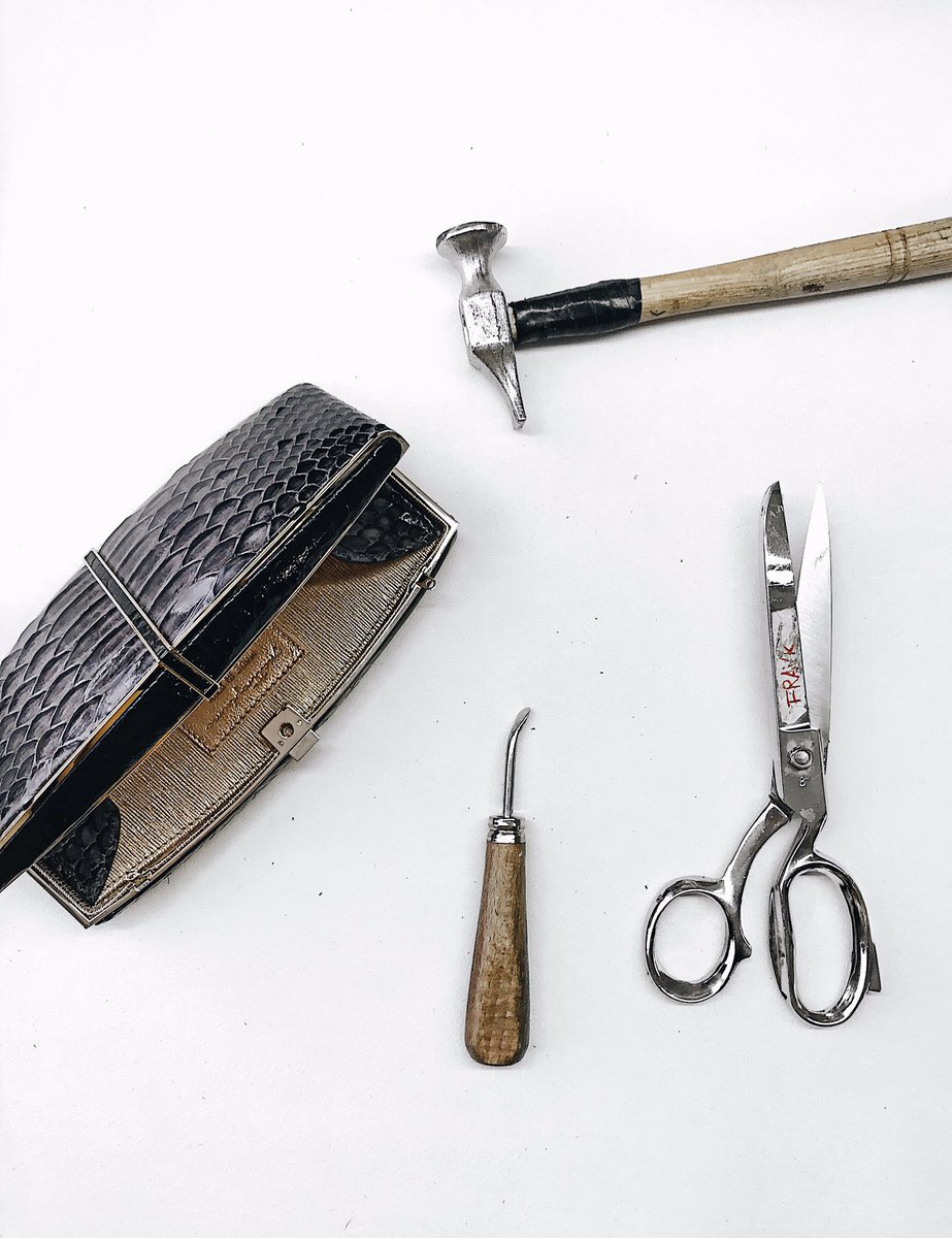 Da Leu Locati, l'antica fabbrica di pelletteria che crea a mano le più belle borse del mondo. #QuattroPiume #ClutchYourStyle <a href="/quattropiume/">quattropiume</a> 👛