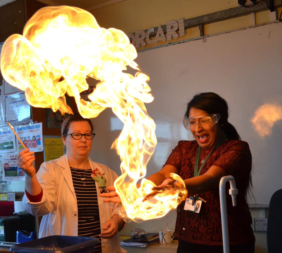 ChallneyBoys's tweet image. Encouraging other subjects to see Science in a new light - with a great big whoosh! @ScienceWeekUK #BSW17 #DemoDay17