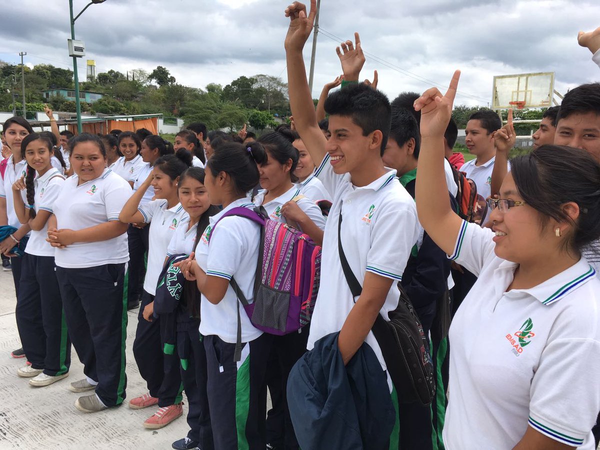 CECyTEPUE's tweet photo. Agradecemos a @RotarySMirador y a @DamianaLeyva colaboradora de CECyTE Puebla, la #Donación de libros para la Biblioteca de @EMSaDlaPahua https://t.co/SKvxdJikdo