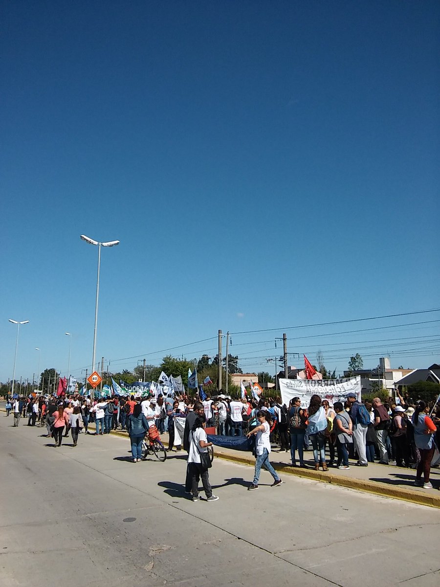 gabigasolero's tweet photo. Confluyen las marchas docentesbde Ezeiza y Echeverria. #apoyoalosmaestros #suteba #fgdb https://t.co/7l0yw9ZeFf