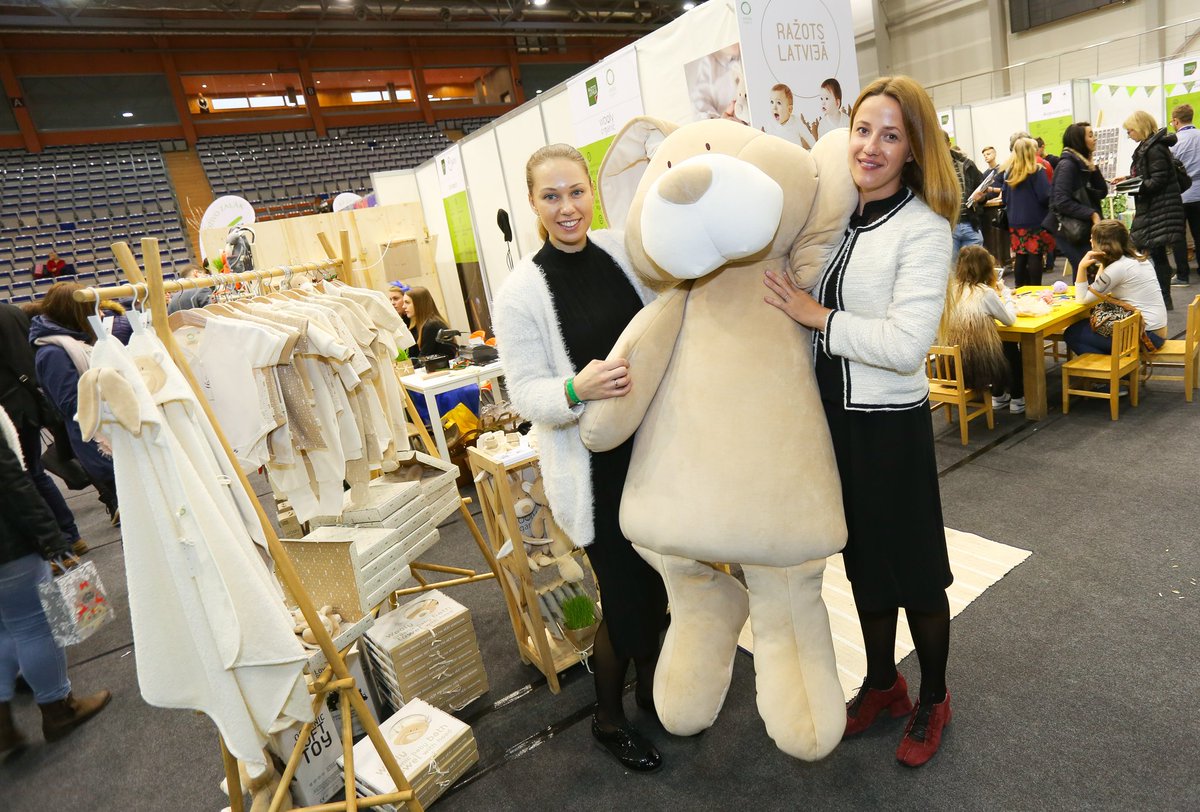 Starp citu, rakstot par savu dalību vai redzēto izstādē "Ražots Liepājā", izmanto mirkļbirku #RažotsLiepājā. Retvītosim!