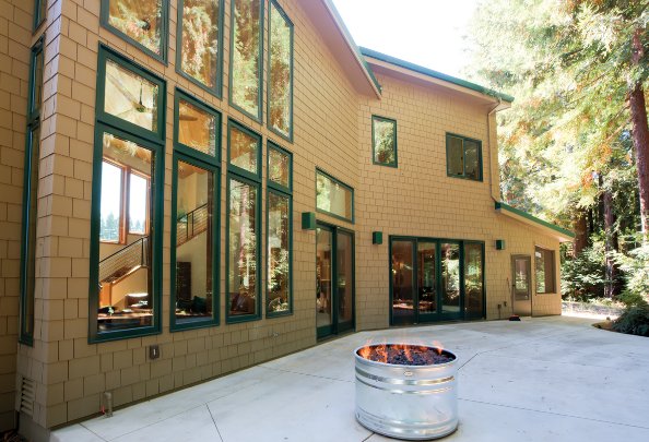 milgard's tweet photo. In honor of St Patrick’s Day, see this beautiful new home featuring fiberglass windows with a Fern green exterior: https://t.co/9o0Ie103ar https://t.co/0wiakX5ssY
