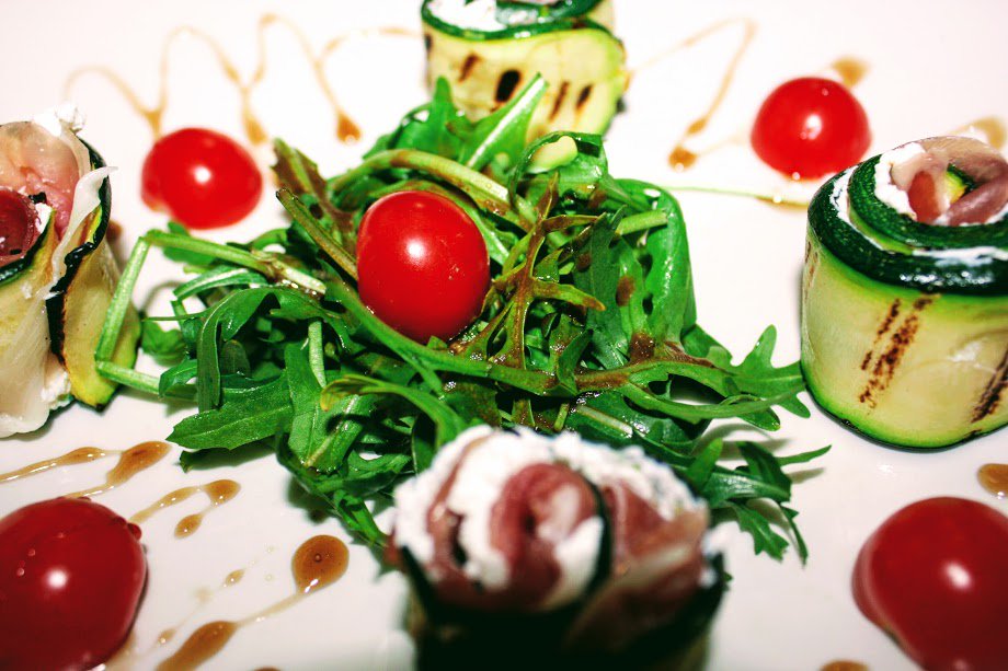 GeorgeMorina's tweet image. #socialmedia describe what we post on sites and apps like #Facebook ,#Twitter,  &amp;amp; other sites (Sample) # #Salad at MangiaBene.co.uk