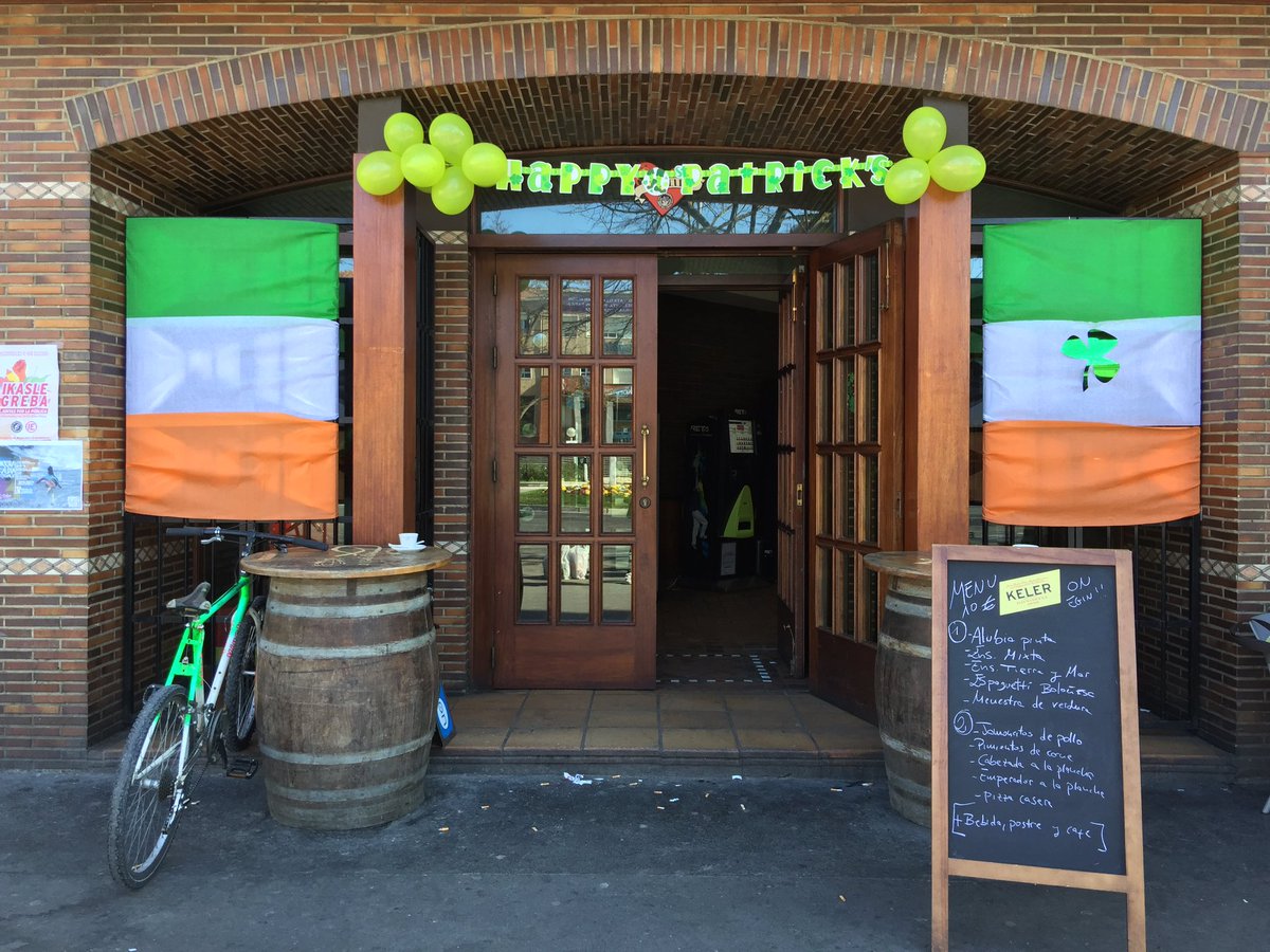 zeppelinvitoria's tweet photo. Nuestro #BarZeppelin está ya preparado para la fiesta de hoy #StPatricksDay 🍻
#vitoriagasteiz #vitoria #fiesta #fiestatematica #SanPatricio https://t.co/7mcK8WNZBf