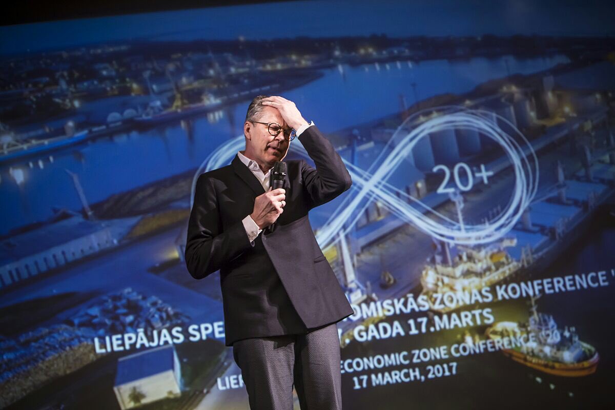 Koncerna UPB dibinātājs Uldis Pīlēns tikšanās laikā ar Liepājas jauniešiem salīdzina agrāko gadu iespējas un mūsdienu izaicinājumus.