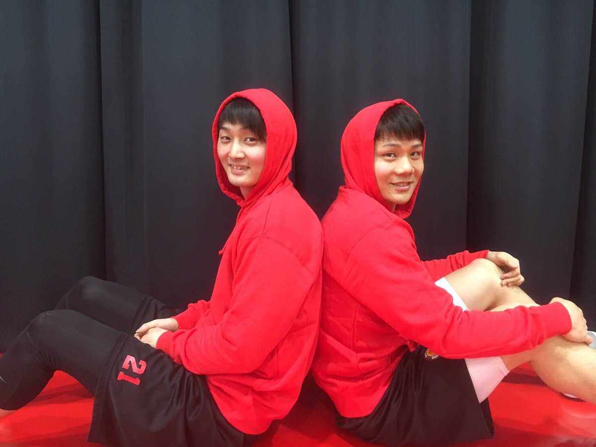 チームカラーの「ドルフィンズレッド」パーカーも明日から新発売です