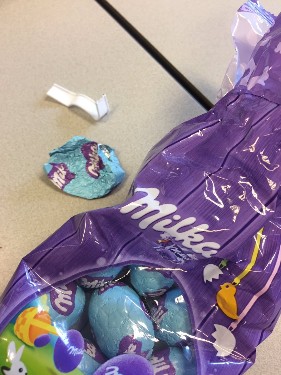 Teckelientje's tweet photo. Hard werken vandaag, dus in de pauze eitjes bij @albertheijn gekocht.zit er een leeg folie-tje in 😳 @@Milka_NL heeft diefjes in dienst 😕 https://t.co/ye6z4cf4lV