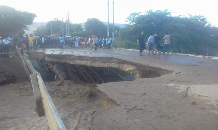nico_1244's tweet photo. @Latina_pe así luce el puente sechin horas de la mañana casma quedó aislada https://t.co/9xExP80yHK