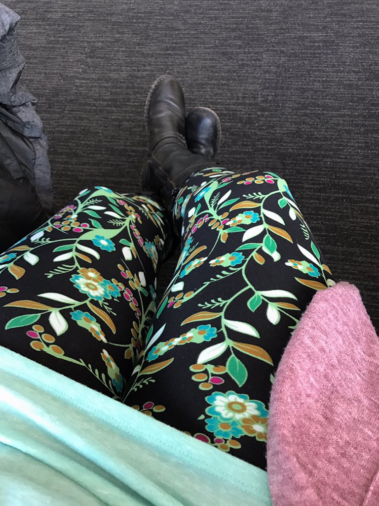LLRAndreaPeace's tweet photo. #ThisIsHowIRoe at the airport on #StPatricksDay. #LuLaRoe #LuLaRoeAndreaPeace 💃🏽☮️☘️🍀 https://t.co/cE1WpTFafd