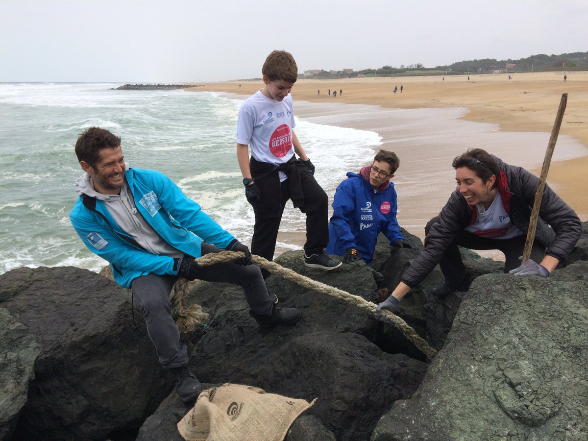 surfridereurope's tweet photo. Notre parrain @BixeLizarazu et le @CDJGERS se mobilisent contre la pollution des #oceans ! #oceaninitiatives #takeaction https://t.co/QKtCo2RB2r