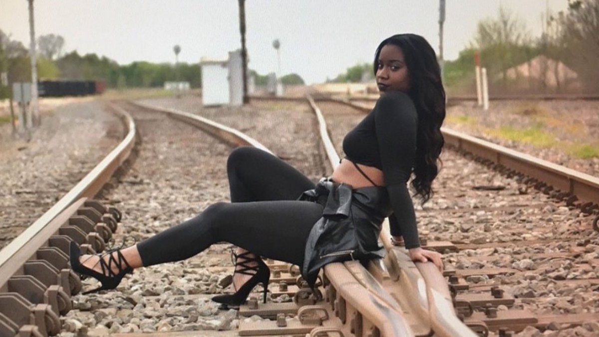 Model killed by train during photo shoot on railroad tracks bit.ly/2mXcdIu https://t.co/qrvyPDaZet