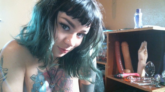 Good morning on this beautiful #StPatricksDay ! Come see my green hair, I'm going live on @chaturbate<a href="/tag/stpatricksday"class="tags">#StPatricksDay</a>