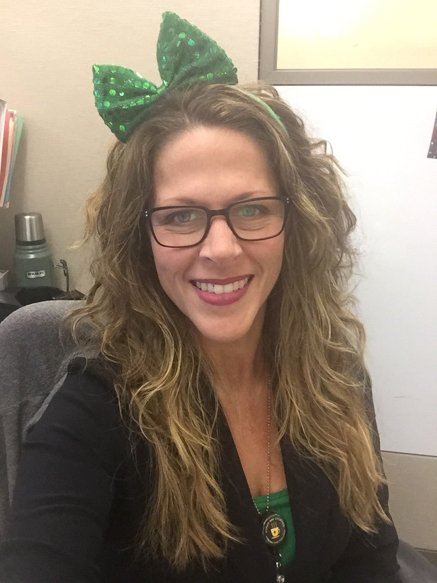 bballfann1's tweet photo. I'm more of a leprechaun hat wearing kind but this will have to do. #SayNoToBows #StPatricksDay #KissMeIReallyAmIrish https://t.co/2C9tmJS2gq