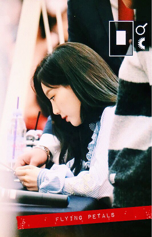 [PIC][17-03-2017]TaeYeon tham dự buổi Fansign cho "MY VOICE" tại COEX MALL Live Plaza vào tối nay - Page 3 C7IQBPBU0AEWQRE