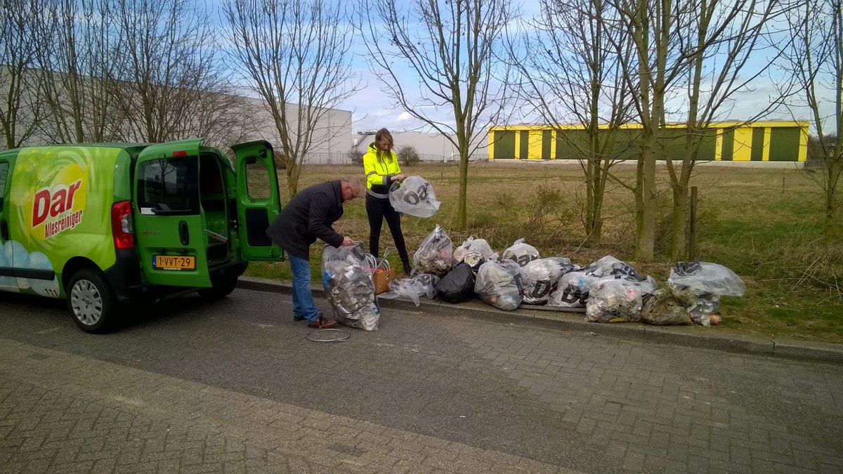 DeSchoenaker's tweet photo. Maas en Waalse Schoonmaakdag'17: Mdwrs van Henri vd Bilt, Schellekens &amp; InterCheM helpen mee met 't schoonhouden van het terrein. #Beuningen https://t.co/pmEivV7qMM