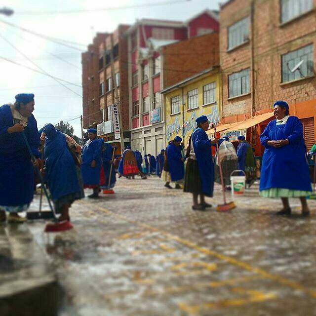 CholitasIn's tweet photo. Es tiempo de limpieza con las  #Cholitas en #ElAlto cerca del mercado del.pescado 
#Bolivia https://t.co/W2MBx0yuZY