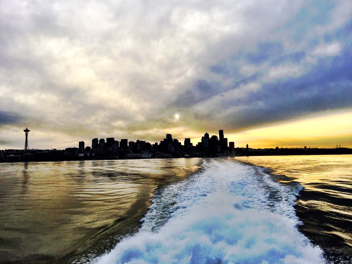 Oh, Seattle. 😍 #HappyFriday #NoBadDays #VisitSeattle #PNW #CompassOutdoors