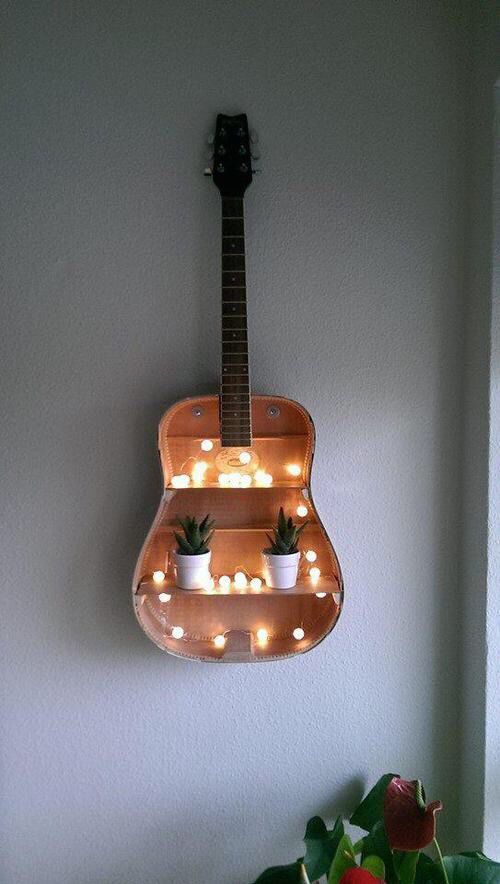 DustandThings's tweet photo. I'm always looking for #AlternativeLighting. How cool is this #Guitar mounted light? https://t.co/NallzPEHAj