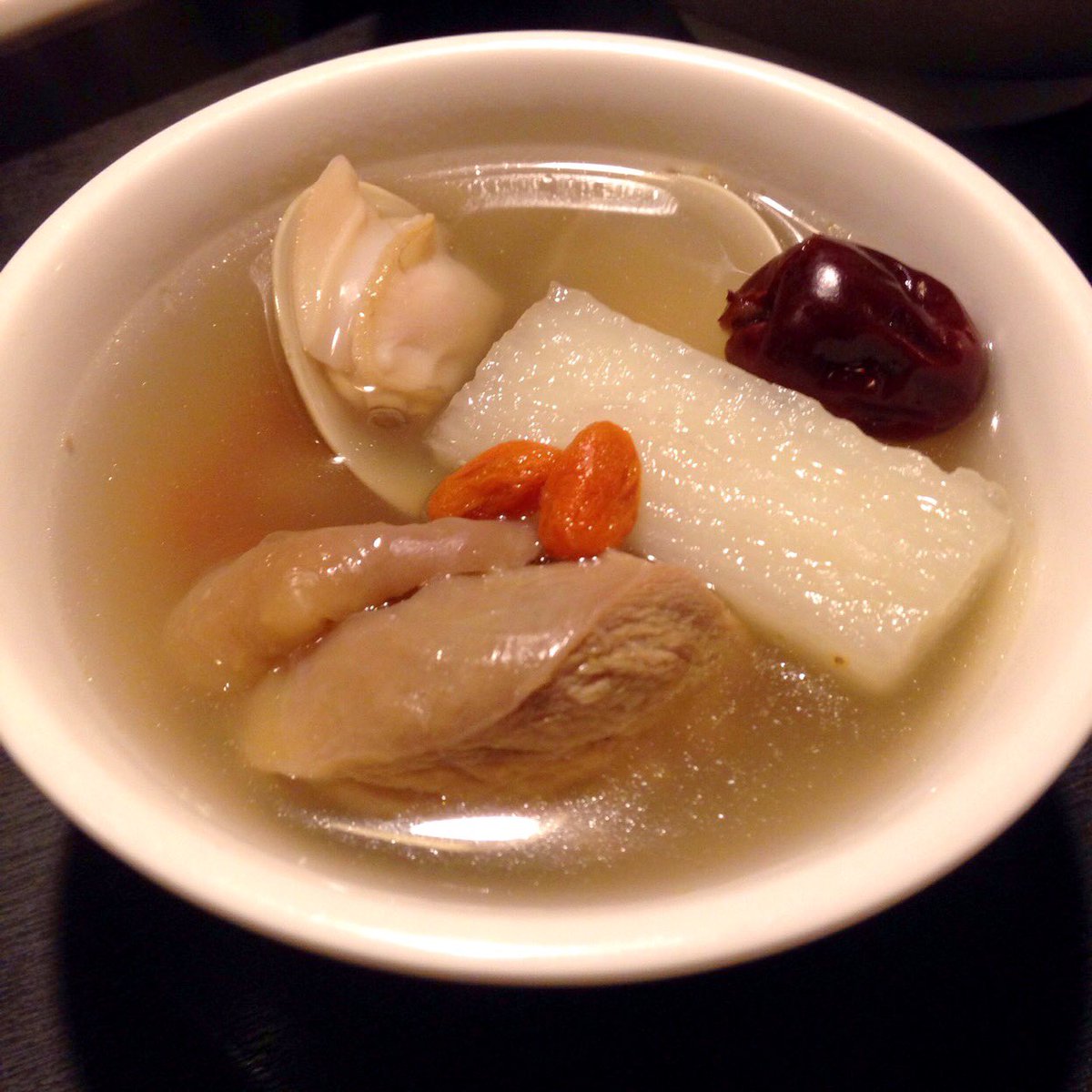 توییتر 有賀 薫 در توییتر 鶏肉と山芋のスープ 台湾最後の夜スープは 鶏をチョイスです シンプルな鶏だしに なつめや朝鮮人参 クコなどほんのり薬膳の香りがただよう 体のあたたまるスープでした 具は鶏肉とアサリと長芋です 滋味あふれる というのは