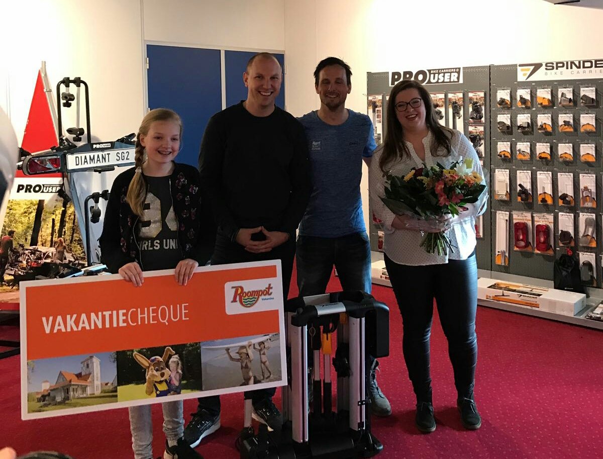Femke, Martijn en Babette wonnen bij onze <a href="/BikeMOTIONBLX/">Bike MOTION Benelux</a> actie en namen bij <a href="/SpinderBike/">SpinderBikeCarriers</a> hun prijs in ontvangst van <a href="/zeeuwseleeuw/">Johnny Hoogerland</a>