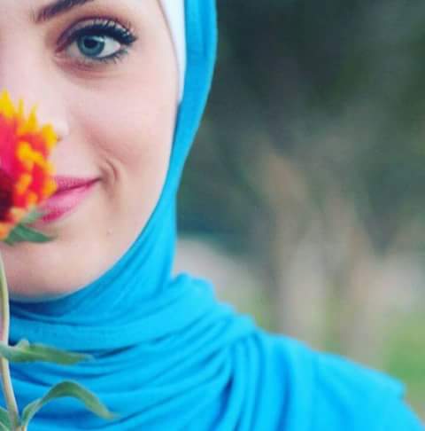 وفي المرأة - إمرأة أخرى لا يعرفها أحد،
تستيقظ فقط حين تنكسر ؛
حين تؤمن أن لا أحد في هذا العالم سيكون معها، 
فجأة ، تُصبح أقوى