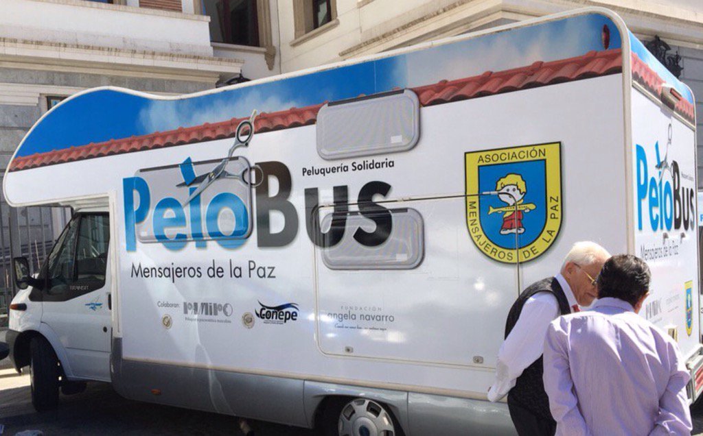 #PeloBus Empezamos a rodar, @Padre__Angel <a href="/Padre_Angel/">@MensajerosdelaPaz</a> Los peluqueros llevando belleza allí donde seamos necesarios.