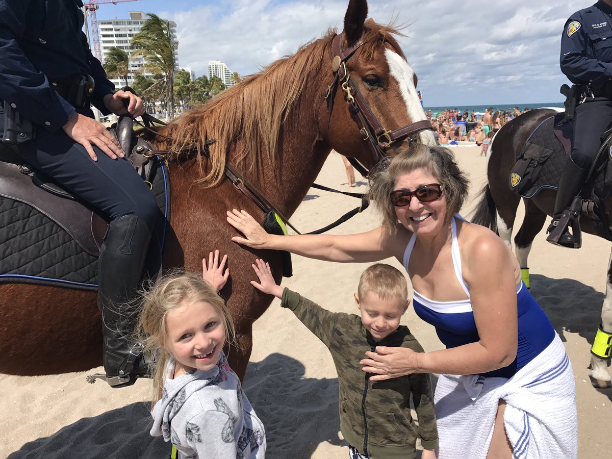 flpdrecruit's tweet photo. #FLPD Mounted Tunder enjoying #SpringBreak with the kids! #WeBuildCommunity @FLPD411 @JackSeiler @leefeldman @FTLCityNews @TmSouthFlorida https://t.co/8Kcq7ZY2Xu