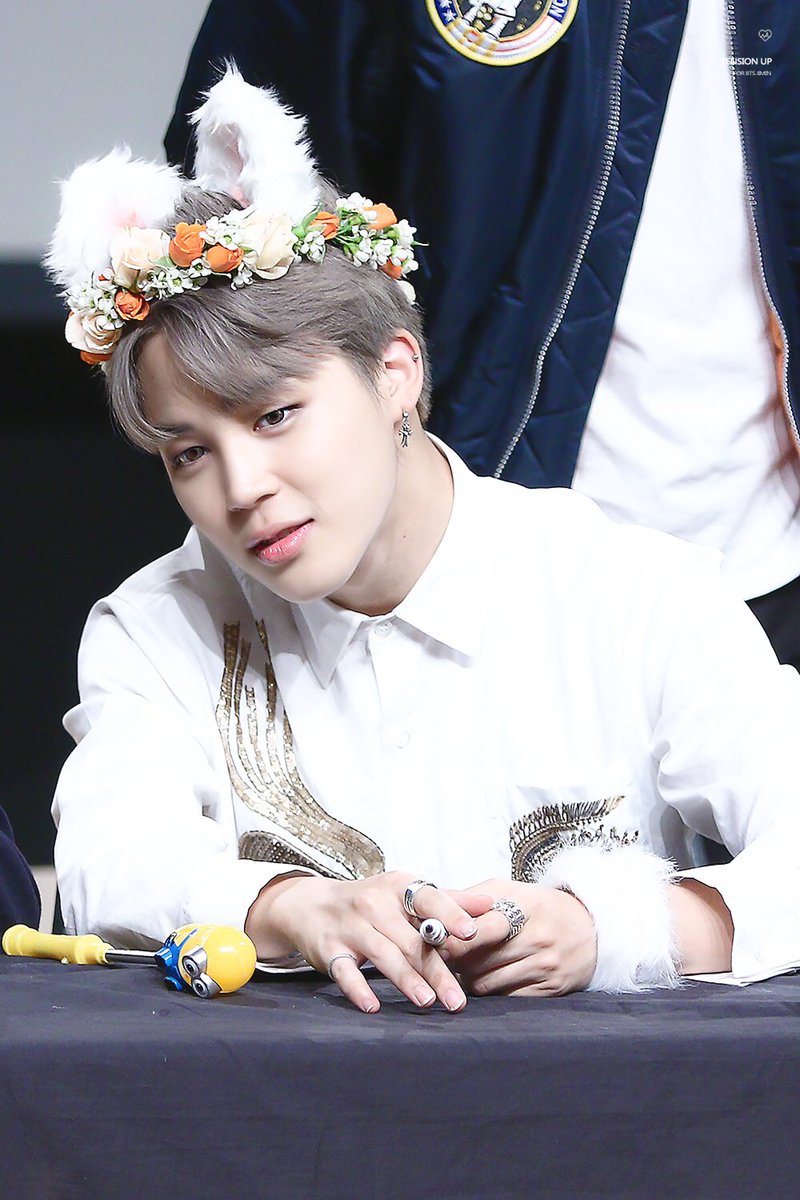 8chocoblack's tweet photo. I can't decide which one is Jiminie and which one is the cat 😍 161028 Yeouido Fansign. #방탄소년단 #BTS #지민 #Jimin #박지민 #ParkJimin #THEWINGSTOUR https://t.co/H6l8IZtomd