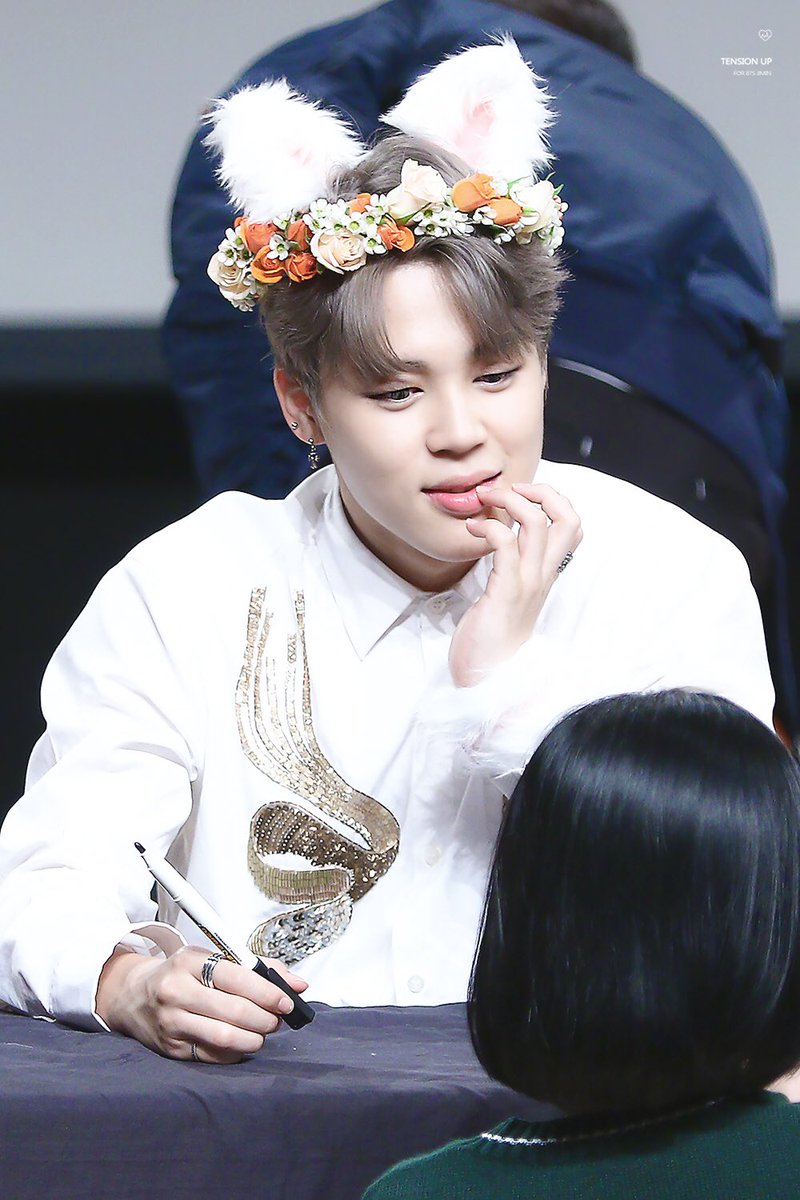 8chocoblack's tweet photo. I can't decide which one is Jiminie and which one is the cat 😍 161028 Yeouido Fansign. #방탄소년단 #BTS #지민 #Jimin #박지민 #ParkJimin #THEWINGSTOUR https://t.co/H6l8IZtomd