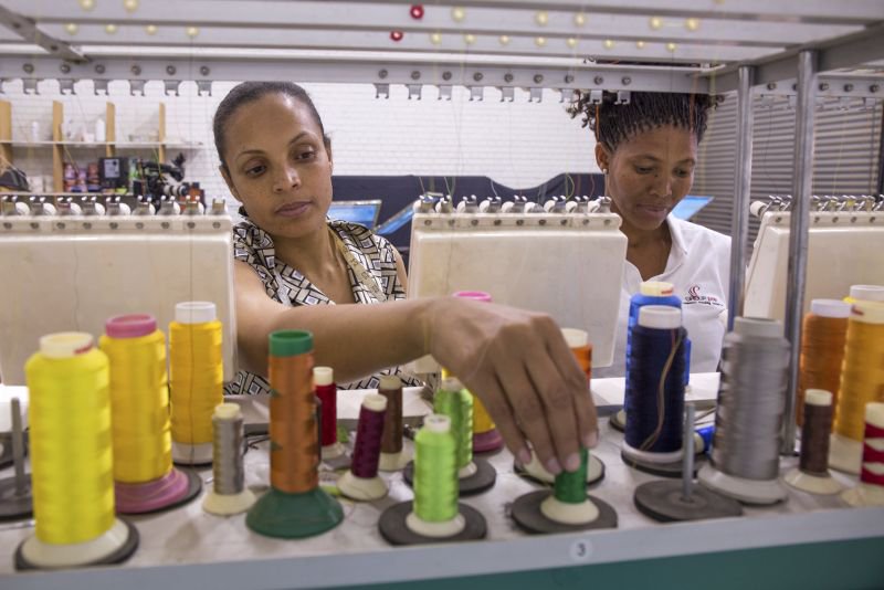 debeersgroup's tweet photo. Tokafala, our mentoring programme in #Botswana, aims to help almost 1,000 businesses &amp; support up to 5,000 jobs
https://t.co/0U0ZCjqfqY https://t.co/LTIgi1zk6C