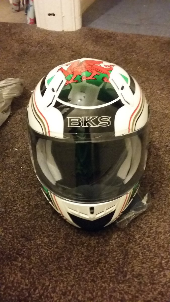 07JHiggins's tweet photo. Love my new outdoor helmet delivered this week ahead of the new season. What do you think? #NewHelmet #Higstar #RealWelshLegend #Karting https://t.co/2e5zOZ4hPr