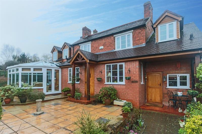 ArdenEstates's tweet photo. #3bedroom #detached #cottage #forsale in #bournheath near #bromsgrove. Call #ardenestates on 01527 872479 https://t.co/hFt4TMnsSj https://t.co/J3DQGxIUfL