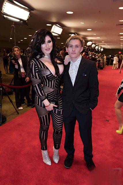 Red carpet #edmlife #edmfamily #music #dj #cool https://t.co/NXeON7nDZE<a href="/tag/edmlife"class="tags">#edmlife</a><a href="/tag/edmfamily"class="tags">#edmfamily</a><a href="/tag/music"class="tags">#music</a><a href="/tag/dj"class="tags">#dj</a><a href="/tag/cool"class="tags">#cool</a>