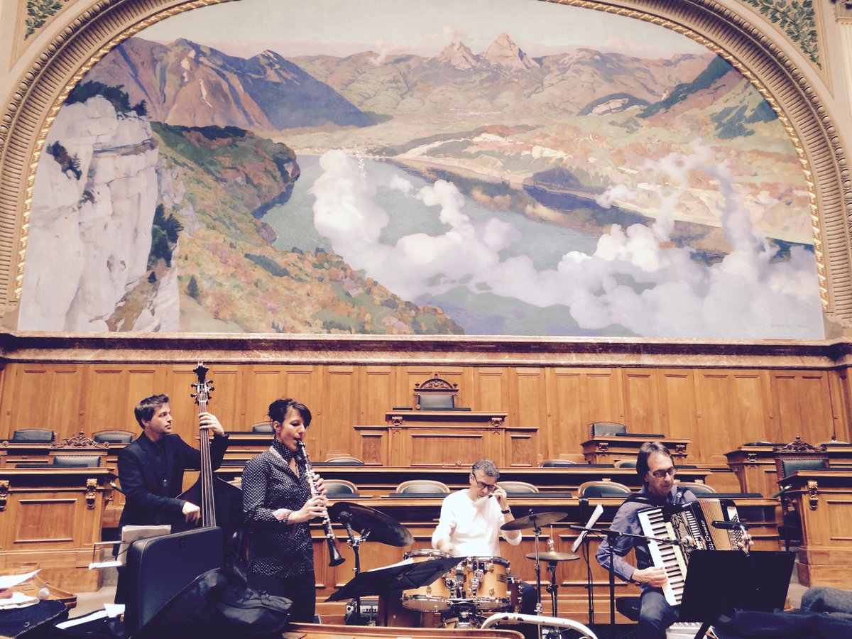 ParlCH's tweet image. Nuit des musées : le Palais du Parlement ouvre ses portes dès 18h. Les musiciens préparent le voyage à travers les musiques nomades.