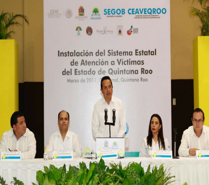 lucesdelsiglo's tweet photo. El gobernador @CarlosJoaquin  enfatizó trabajará fuerte para devolver a los cancunenses  un gobierno moderno y sano  https://t.co/rRTiBWylmL https://t.co/e9cLaIOOAY