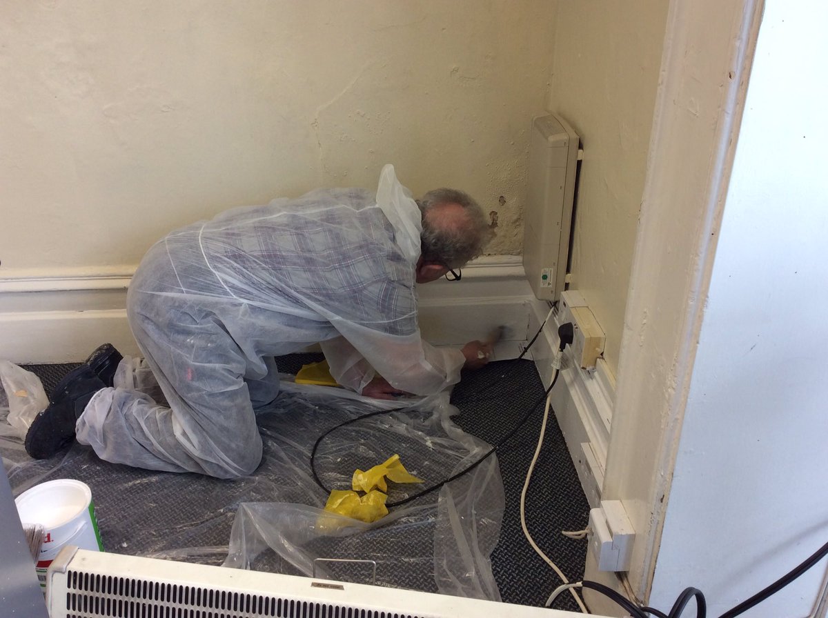 JoMidge's tweet photo. Thanks @SouthwayHousing staff &amp; @LBTimeBank painting #Chorlton Park building today for Quids In shop @FChorltonPark https://t.co/Mj0WaO6BTI