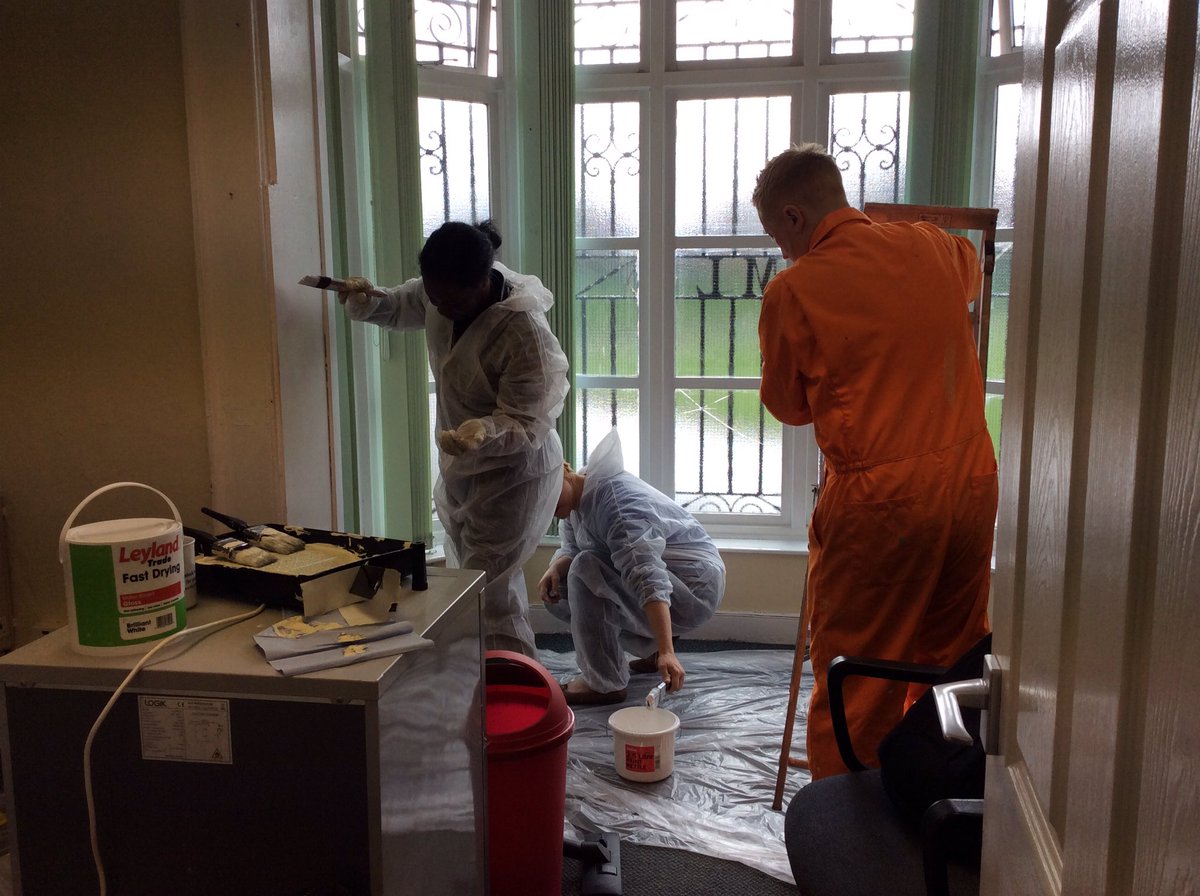 JoMidge's tweet photo. Thanks @SouthwayHousing staff &amp; @LBTimeBank painting #Chorlton Park building today for Quids In shop @FChorltonPark https://t.co/Mj0WaO6BTI