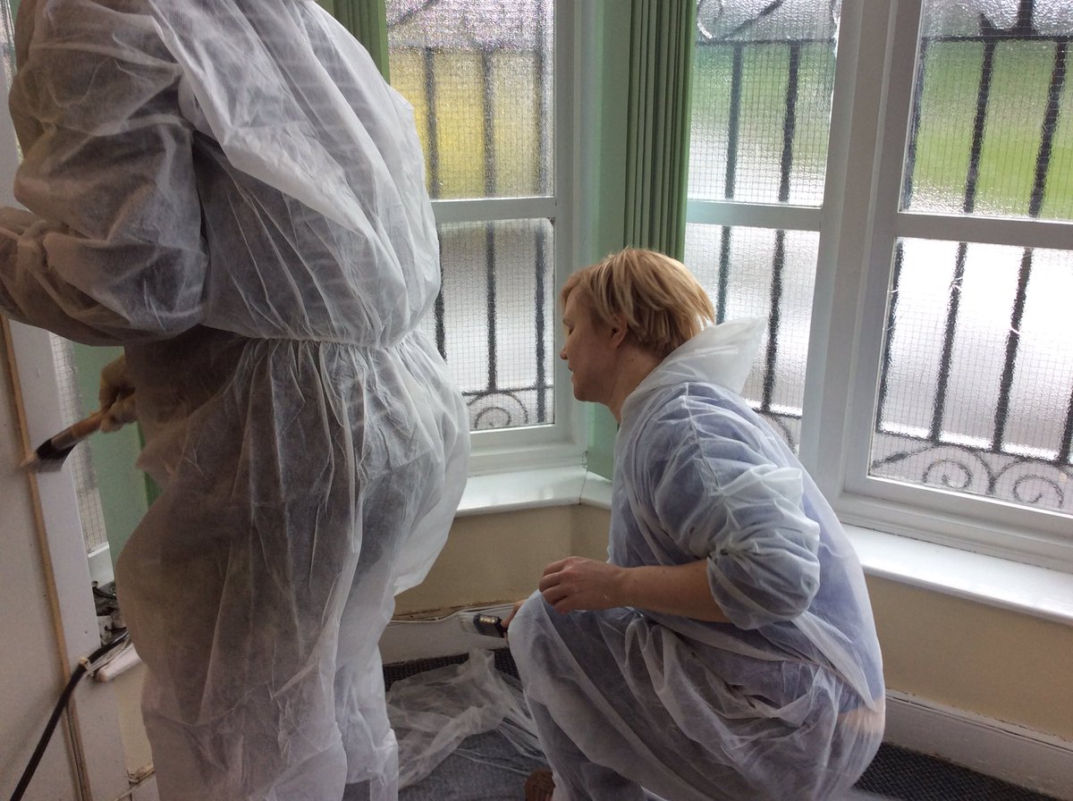 JoMidge's tweet photo. Thanks @SouthwayHousing staff &amp; @LBTimeBank painting #Chorlton Park building today for Quids In shop @FChorltonPark https://t.co/Mj0WaO6BTI