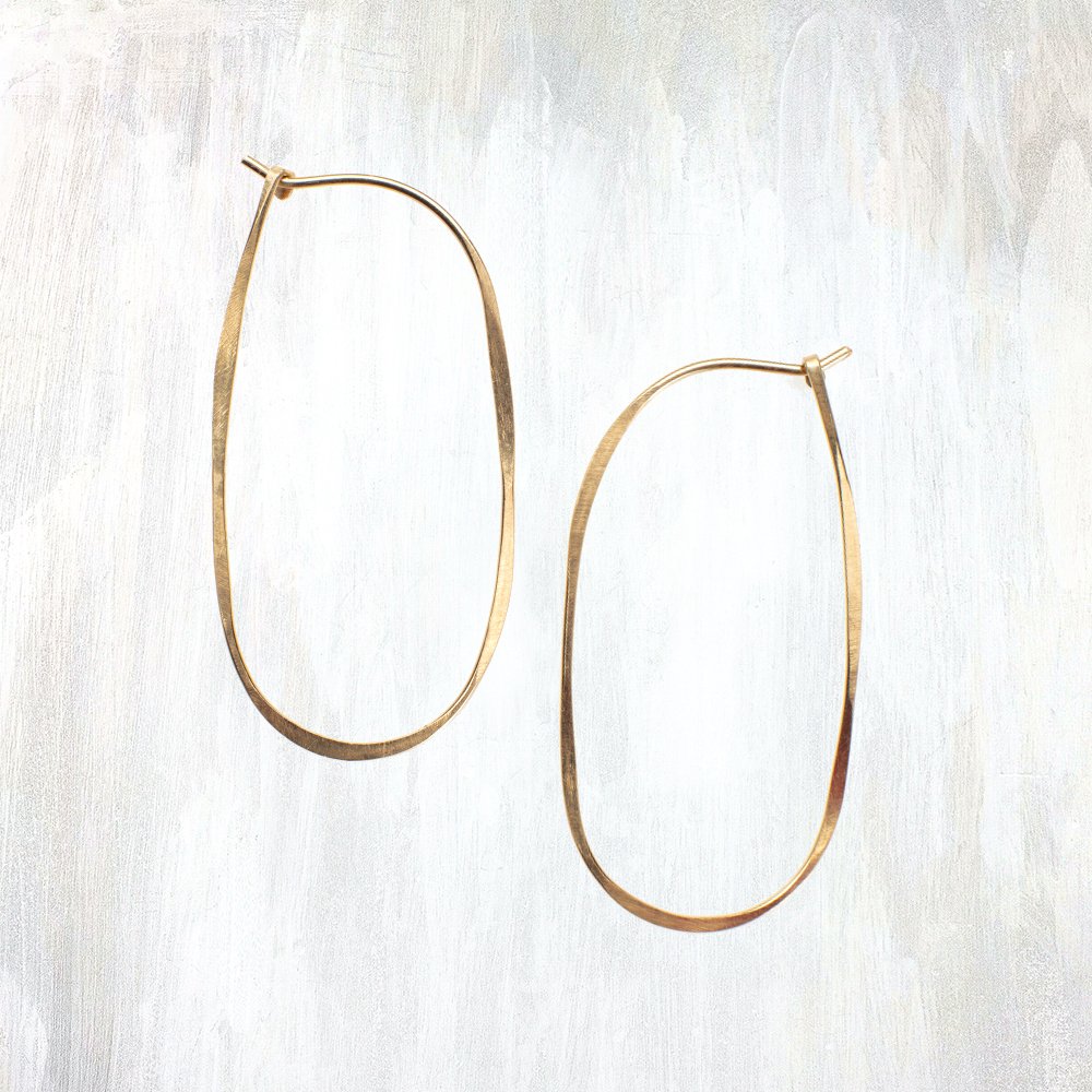 Elevate your everyday look with the 14K gold elongated oval hoop. #everydayfail #failEPIC #goldearrings #hoops #hoopearring #14Kearrings