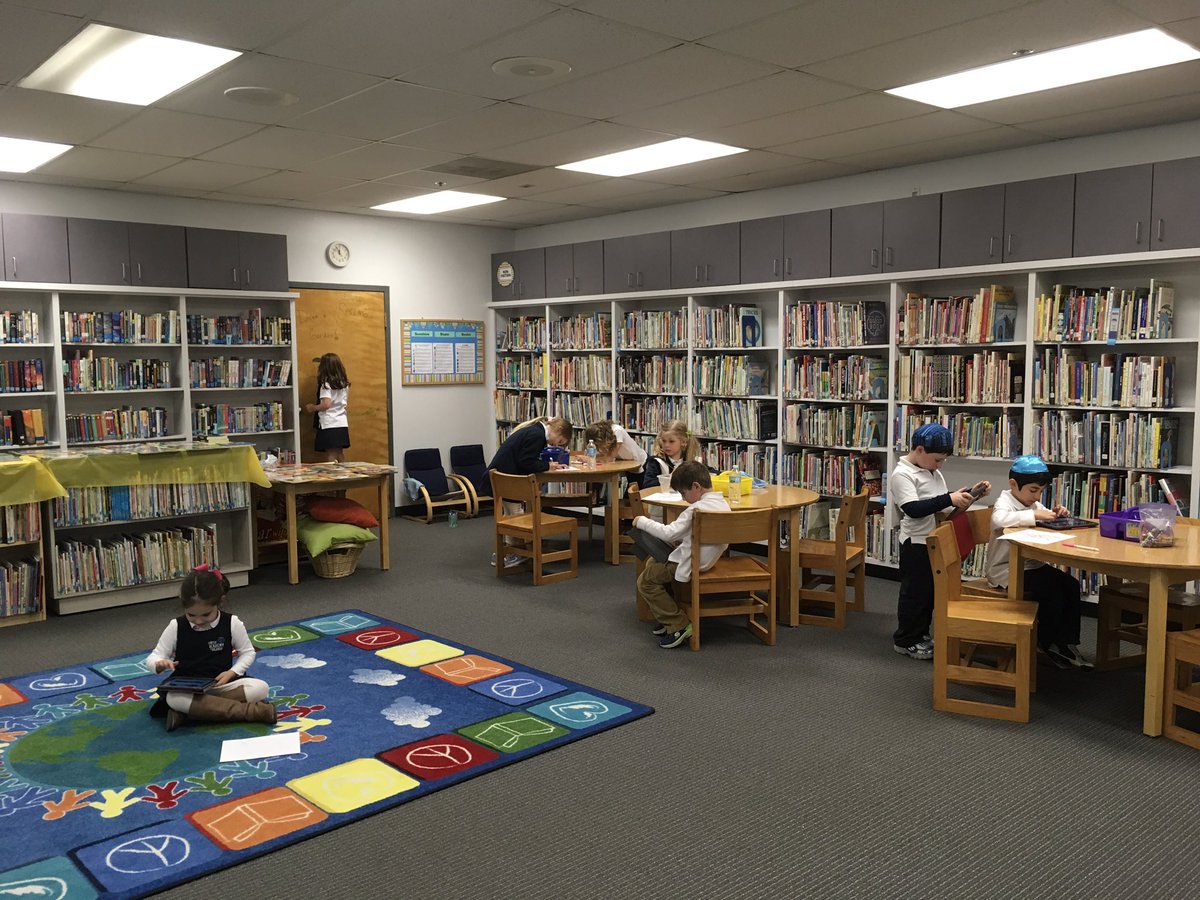 jessicasugiuchi's tweet photo. Library Recess.  Perfect way to end the week.  #JAO, #readersareleaders https://t.co/SITWwVrzhW