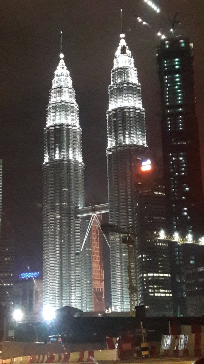 Suyin727's tweet photo. Beautiful night view of KLCC. 😍 #malaysia #forgivemylousyphonecammie 😂 #omceinawhileinklonly #mountaintortoise🐢 https://t.co/2GFTooJyql