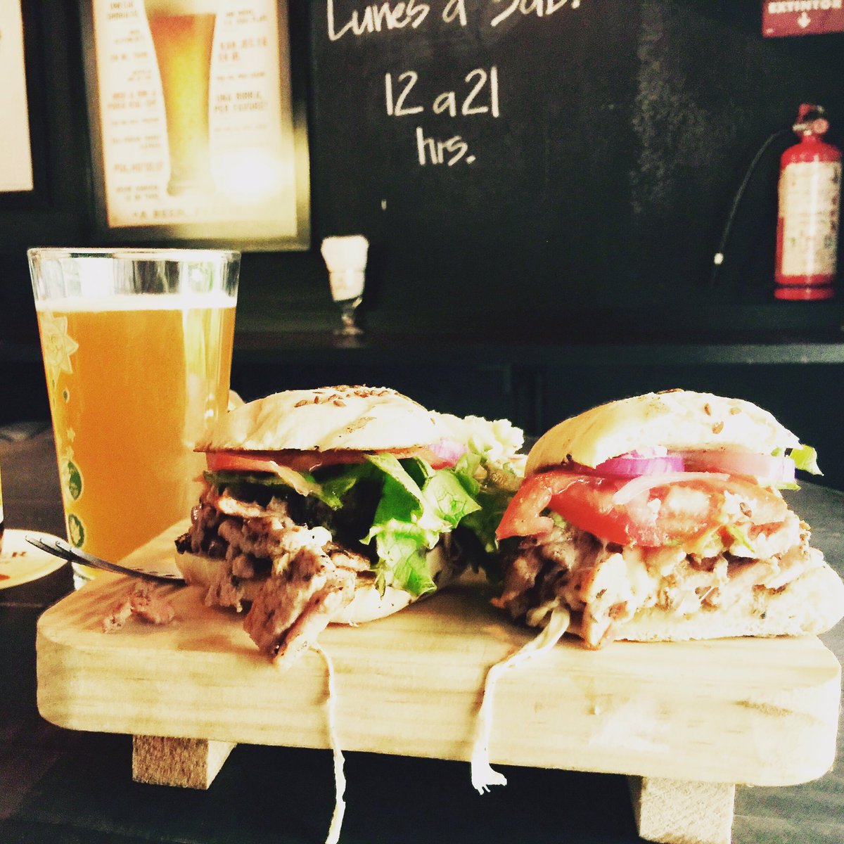 MariaLupulo's tweet photo. Sandwich de ternera marinada en cerveza, cebollitas del huerto y tomillo, ¡Acá nos vemos a partir de las 13hrs!
#CervezaYComidaLocal https://t.co/IBmGX93icm