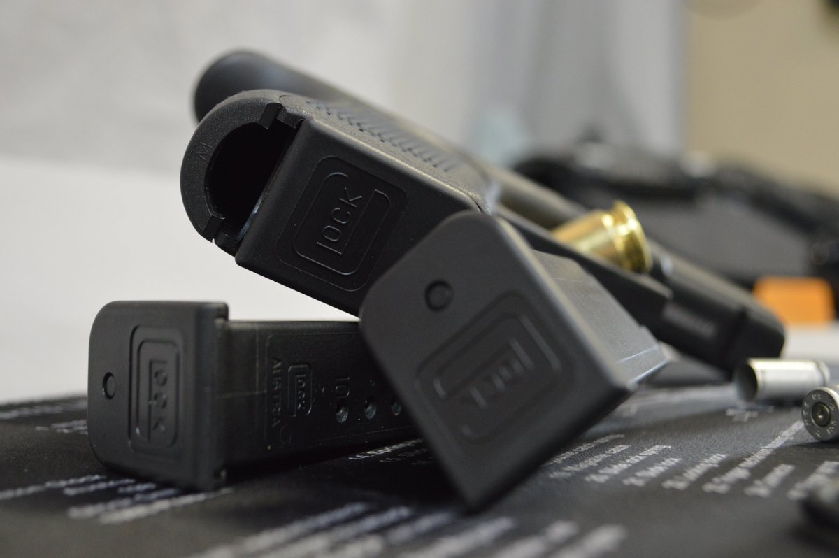 Glock 22 gen4 .40 cal up for sale in our upcoming firearms auction on April 22nd 
wardsauctions.com/auctions.html
 #auction #glock