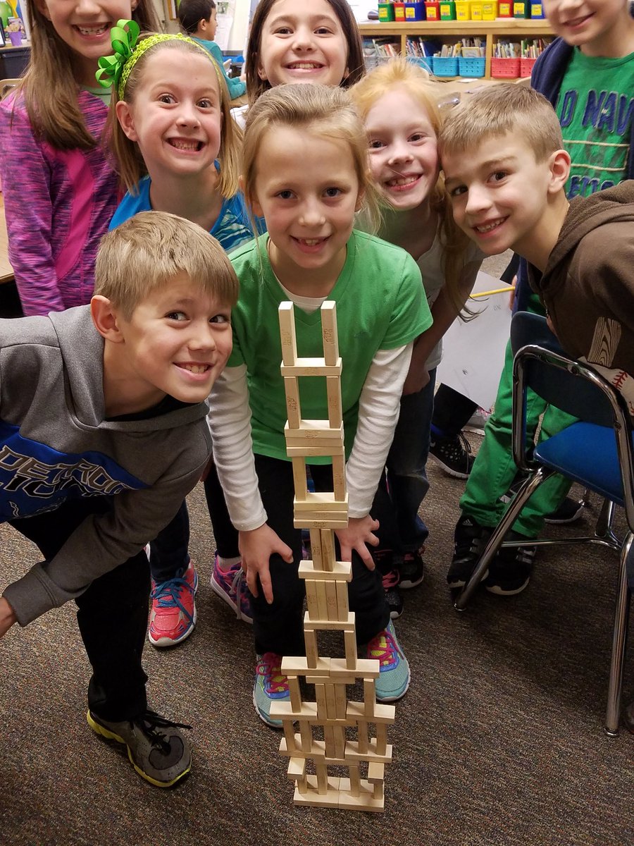 LisaSchreur's tweet photo. Indoor recess...imagination...great inventions. Maybe some future engineers?? #Sandyviewstars https://t.co/mW7S3eeQ66