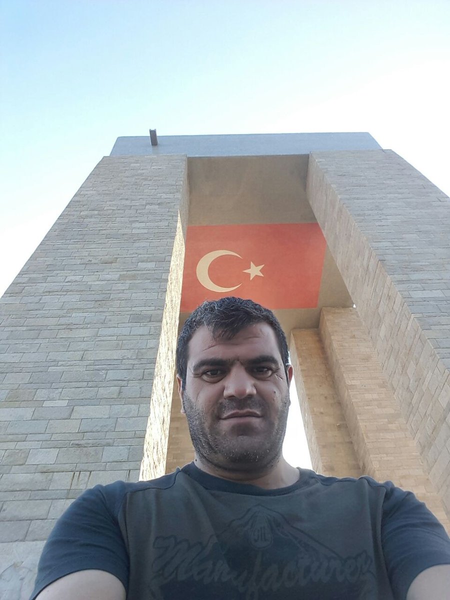 Güneşin doğmasını engellemiyorsa gökyüzü sizden ,  birileri yaşadığınız günlerin bedelini ödediği içindir ..

ÇANAKKALE GEÇİLMEZ ..