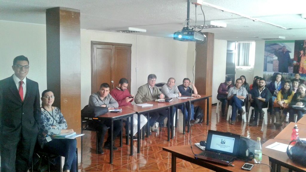 SRIoficialEc's tweet photo. #SRIzonal9 capacita a servidores de @seps_ec sobre anexo de reporte de operaciones y transacciones económicas financieras #ROTEF https://t.co/WVKtYs8SRP