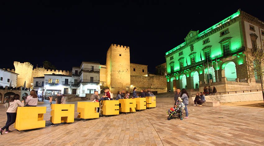 Cáceres se une a la #OlaVerde al igual que Madrid, Barcelona, Santander, Málaga, Zaragoza ... caceres.online/de-interes/cac…