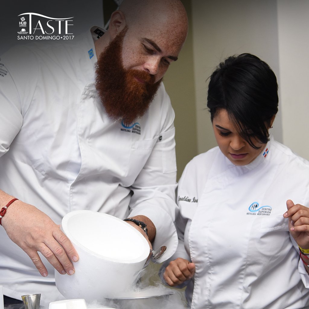 Tastedo's tweet photo. En #Masterclass de #Gastronomía el gran Sebastien Gros y sus ayudantes del  #Taste2017 hacen maravillas con cocina molecular #TamoEnTaste https://t.co/CUciVEKyMA