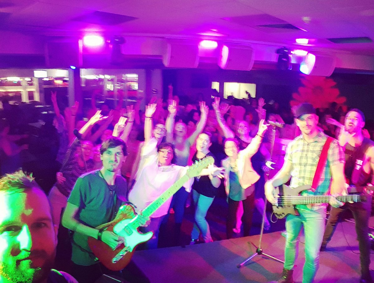 HurricaneFall1's tweet photo. Had an absolute ball at berisfield bowlo last night for St Patrick's day. You guys were awesome !!
#hurricanefall #country #stpatricksday https://t.co/R7avO4bnY0